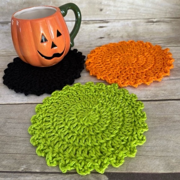 🎃HP🎃Bundle of 3 Cotton Halloween Colors Small Doilies/Coasters 5 1/2 Inches - Picture 1 of 3